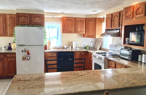 Wellesley House | Quiet Entire Home/Office - Best Location - Walk to Train/Colleges/Grocery