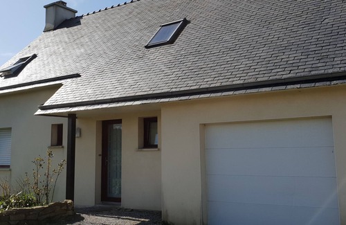 Plounevez-Lochrist House | Quiet family home at the end of a dead end
