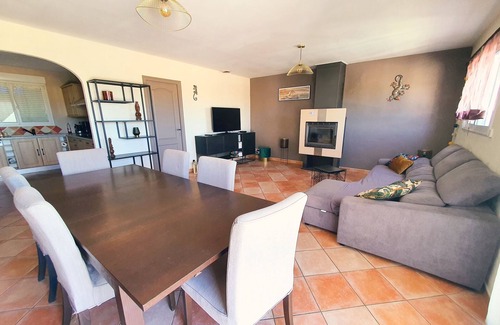 Servian Villa | Quiet family home, swimming pool, 20 min from beaches. Superb view over vineyards.