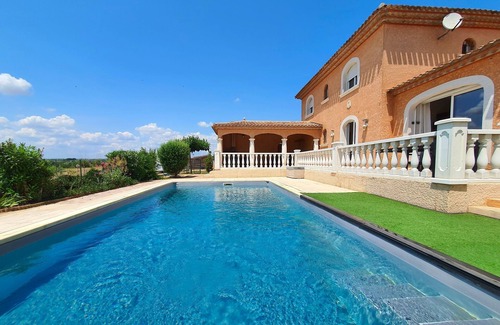 Servian Villa | Quiet family home, swimming pool, 20 min from beaches. Superb view over vineyards.