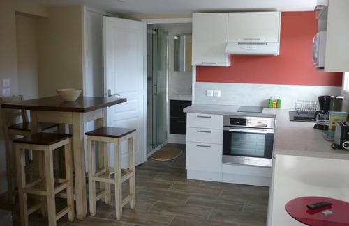 Gap Apartment | Quiet furnished studio, ideal with parking and shops nearby!