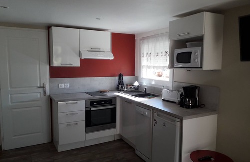 Gap Apartment | Quiet furnished studio, ideal with parking and shops nearby!