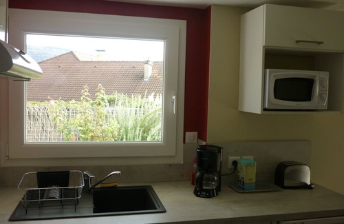 Gap Apartment | Quiet furnished studio, ideal with parking and shops nearby!