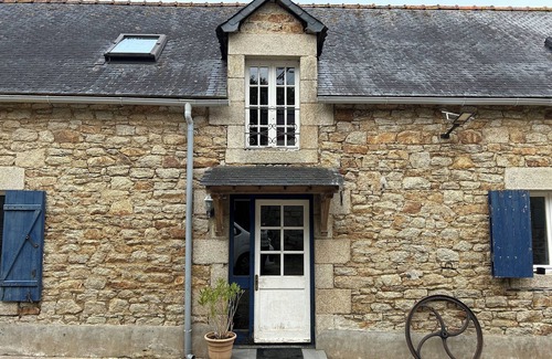 Cleguerec Apartment | Quiet gîte ideal for family get-togethers or business trips