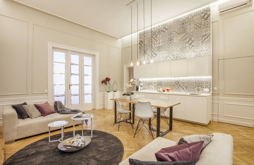 Inner City Budapest Apartment | QUIET HISTORICAL BUILDING , DOWN TOWN, PEDESTRIAN AREA , WI-FI, A/C , Smart TV