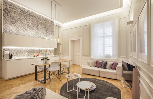 Inner City Budapest Apartment | QUIET HISTORICAL BUILDING , DOWN TOWN, PEDESTRIAN AREA , WI-FI, A/C , Smart TV