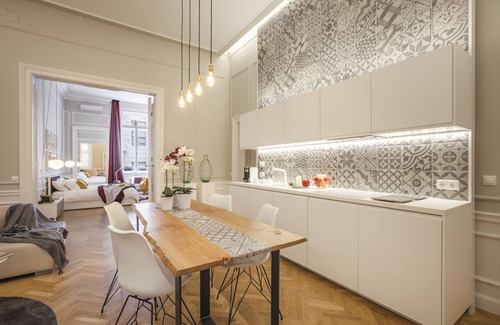 Inner City Budapest Apartment | QUIET HISTORICAL BUILDING , DOWN TOWN, PEDESTRIAN AREA , WI-FI, A/C , Smart TV