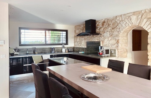 Cadereau House | Quiet house with stunning views.