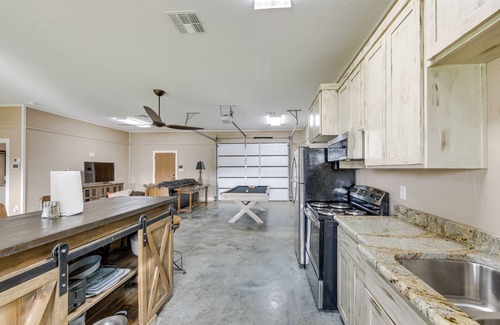 Gladewater House | Quiet Lake Gladewater Getaway w/Dock & Kayaks!