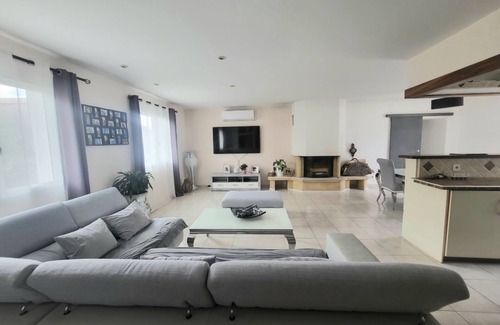 Peret House | Quiet location amidst vineyards with private pool and summer kitchen 2 bedrooms