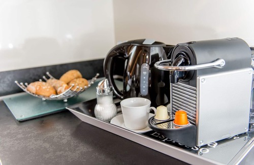 Bensheim Apartment | Quiet luxury apartment with bathroom + mini kitchen for 2 persons. Parking+Internet free