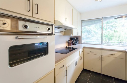 Bryn Mawr-Skyway House | Quiet Midcentury Modern Home-Lake Views, WIFI, & Parking. 3 Bdms, 1.5 Baths.
