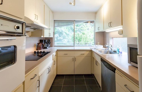 Bryn Mawr-Skyway House | Quiet Midcentury Modern Home-Lake Views, WIFI, & Parking. 3 Bdms, 1.5 Baths.
