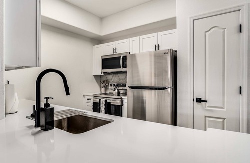 Chandler Apartment | Quiet Modern 2BR Pickleball, Pool, Parking, Gym 03