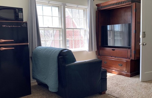 Burley Apartment | Quiet Neighborhood, Second-Floor, Large Rooms, Ample Street Parking