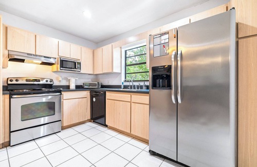 Lake Magdalene House | Quiet Oak Retreat – Serene 3 BDR for 6 w/Waterfront Views