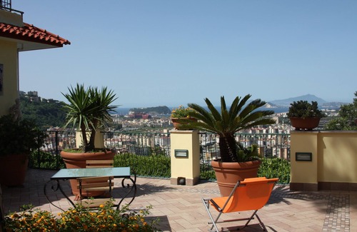 Naples Apartment | quiet panoramic two-room apartment with terrace and wi-fi