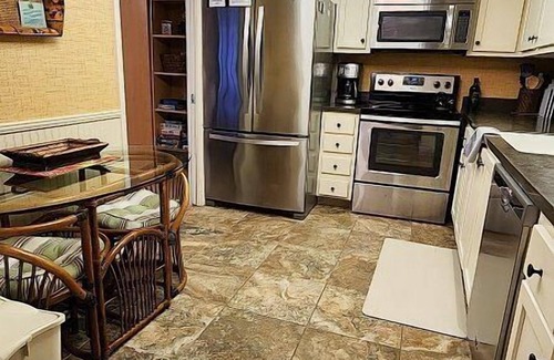South Island Condo | Quiet, peaceful, and relaxing all describe Island Winds condo 1022 located.