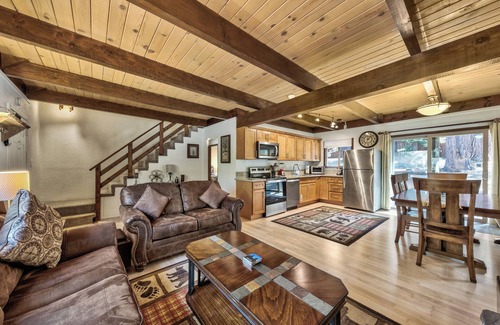 Pioneer Trail Ski Chalet | Quiet Pines Chalet - Remodel 3BR + Loft BBQ Games
