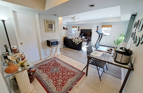 Charlotte House | Quiet Retreat for Business and Family Trip
