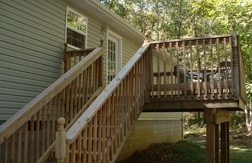 Loudon Cottage | Quiet secluded cottage nestled in a grove of oak trees.