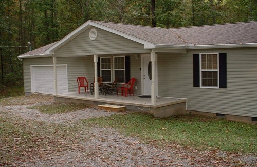 Loudon Cottage | Quiet secluded cottage nestled in a grove of oak trees.