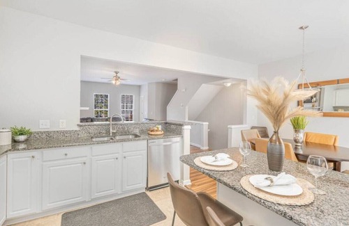 Long Lake House | Quiet Spacious Home- central to Airport, Crabtree & food