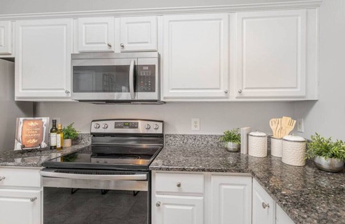 Long Lake House | Quiet Spacious Home- central to Airport, Crabtree & food