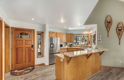 Overlook Park House | Quiet street & setting close to SHARC with Master on Main - A/C & Sharc Passes