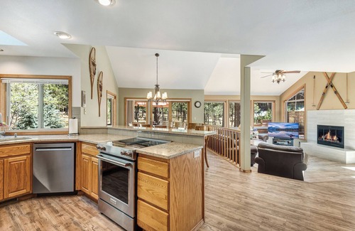 Overlook Park House | Quiet street & setting close to SHARC with Master on Main - A/C & Sharc Passes