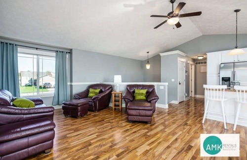 Holland House | Quiet Suburban Escape - Holland North Side