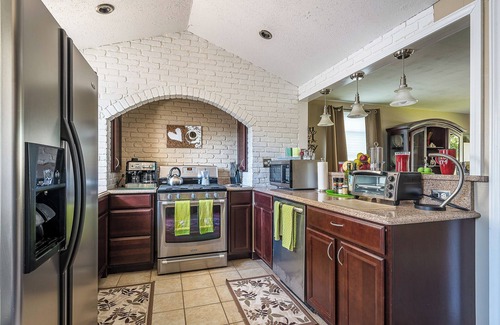 Tonawanda House | Quiet Suburban Home Minutes from Airport, Niagara Falls + all major attractions.