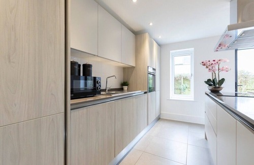 Cheltenham House | Quiet Twin Homes: 5 Beds, 3 Baths & Parking For 3
