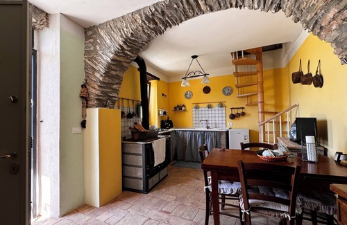 Pornassio House | Quiet yellow house