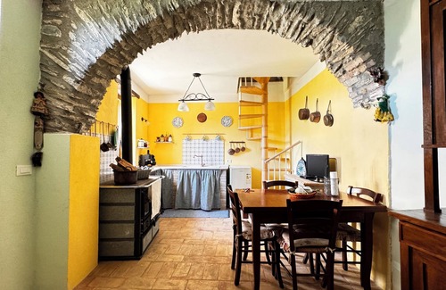 Pornassio House | Quiet yellow house