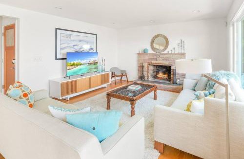 Alki House | Quintessential Seattle Water Views w HotTub