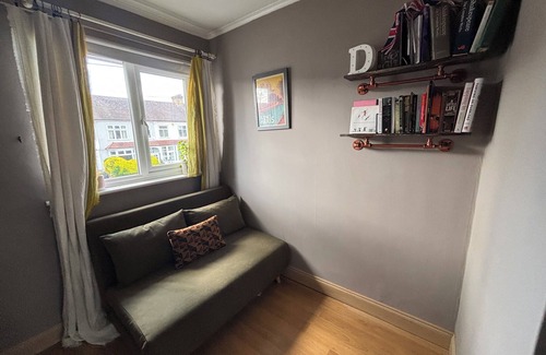 East Ham South House | Quirky 3 bed house in East London-garden with palm trees,1.5 bathrooms
