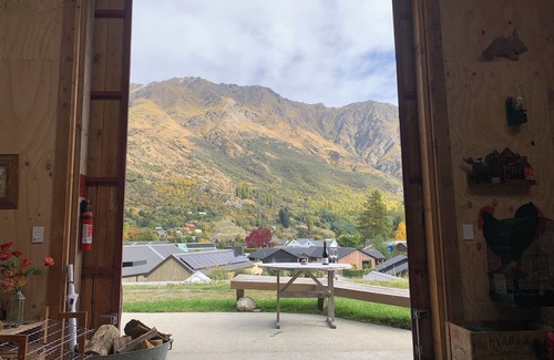 Arthur's Point House | Quirky Barn Stay Experience, fully insulated, warm, beautiful mountain views,