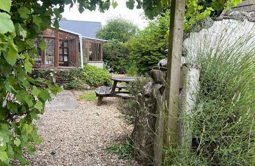 Fivelanes Cottage | Quirky Cornish cottage next to the Moor - Yellow on the Broom