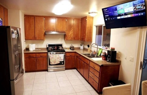 Brentwood House | Quite 3 bedroom 1.5 bathroom 2 story house