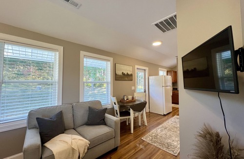 Rockford Cottage | Quite Comfy Tiny Home in Rockford #TinyRock