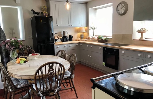 Buscot House | QUNITESSENITALLY ENGLISH MANOR SLEEPS 20 , HOT TUB, BBQ, WILD SWIMMING , BOATING