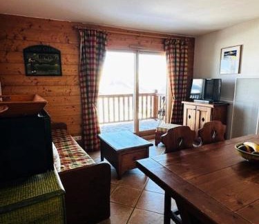 Arc-1800 Apartment | Résidence Saint Bernard - Appartement de charme pour 6 personnes, dans une résidence skis aux pieds avec accès piscine et parking privé dans le village du MAE-8971
