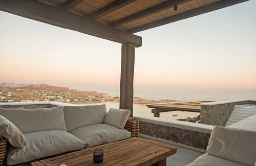 Psarou Villa | R 3172 Villa Flynn With Outdoor jacuzzi.Private gym & Air-conditioning,