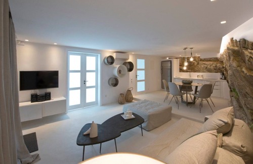Tourlos Villa | R 3175 Villa Fonda With Kitchenette.Pool towels & Power generator,