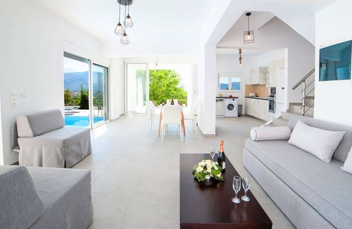 Dramia Villa | R 951 Bautista Villa with Mountain View, Garden view & Sea view/