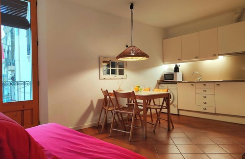 Gothic Quarter Apartment | R.G. Central , Tranquil 1BR apt. 2BEDS. La Rambla!