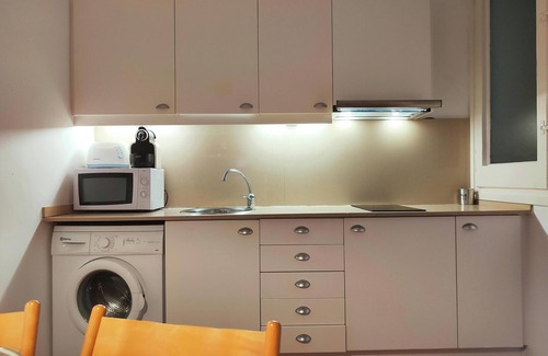 Gothic Quarter Apartment | R.G. Central , Tranquil 1BR apt. 2BEDS. La Rambla!