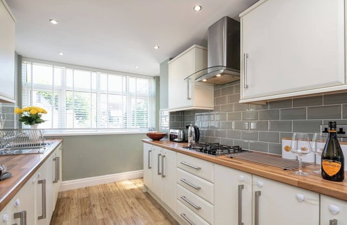 Oldham House | R&R at Koi House - Spacious Family Home w Parking