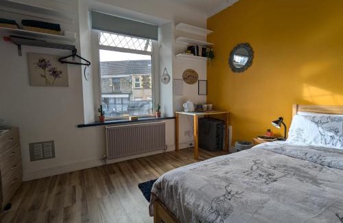 Cwmbrwla Bed & Breakfast | R1 - Bright Quiet Double - City & Beach Access, WIFI, Free Parking - Self Catering